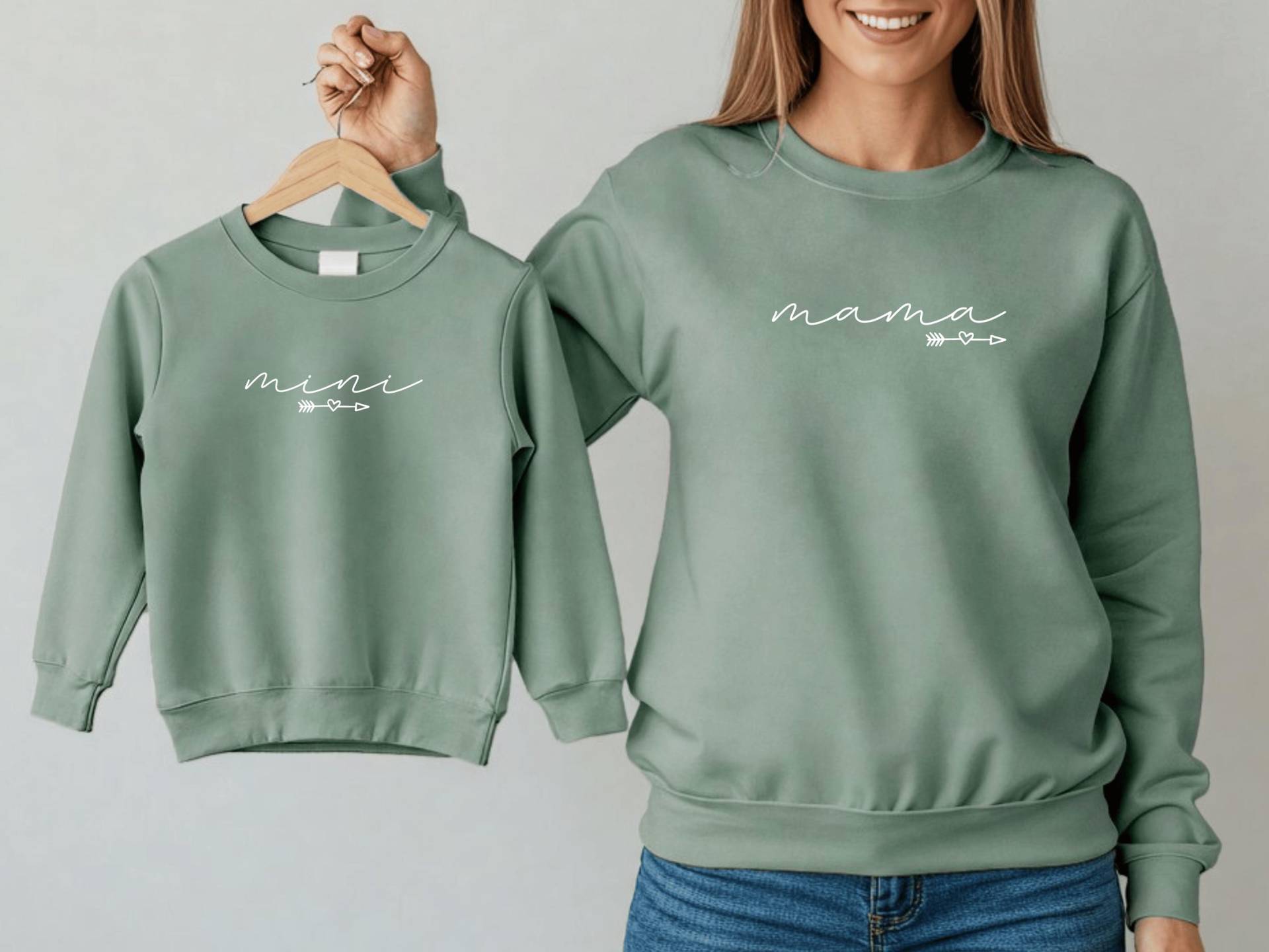 Pullover Mit Wunschtext Z.b. "Mama"/"Papa" "Mini" I Personalisierbar Zu Mama Kind Partnerlook Kombinierbar Muttertag Geschenk von GoodbyeSocks