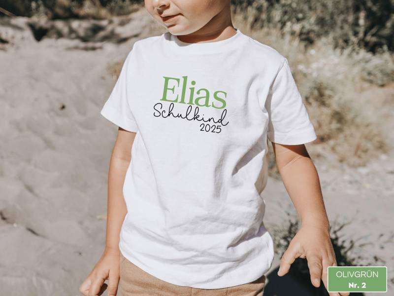 Schulkind 2025 T-Shirt Weiß, Personalisiert Mit Name, Bedruckt in Wunschfarbe I Geschenk Zur Einschulung Outfit 1. Schultag Junge Mädchen von GoodbyeSocks
