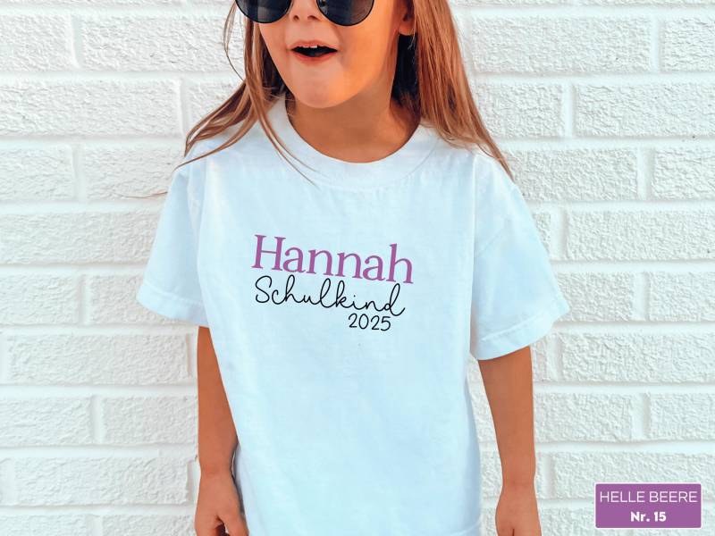 Schulkind 2025 T-Shirt Weiß, Personalisiert Mit Name, Bedruckt in Wunschfarbe I Geschenk Zur Einschulung Outfit 1. Schultag Junge Mädchen von GoodbyeSocks
