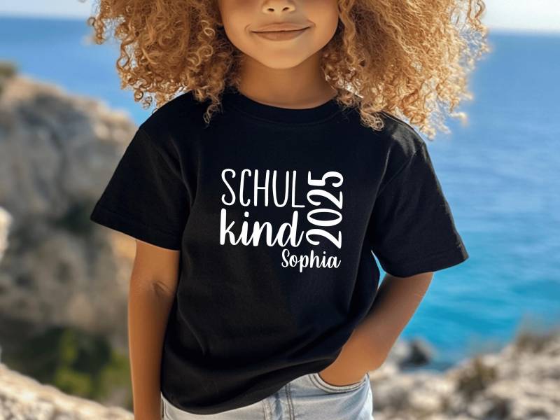 Schulkind 2025 T-Shirt Personalisiert Mit Namen I Wähle Aus 6 Farben Geschenk Einschulung Outfit Erster Schultag von GoodbyeSocks
