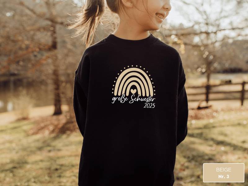 Schwarzer Pullover "Große Schwester 2025" Oder Wunschtext Mit Regenbogen I Sweatshirt Geschenk Für Große Verkündung 2. Kind von GoodbyeSocks