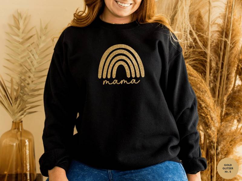 Schwarzer Pullover "Mama" Mit Regenbogen I Boho Romantisch Zu Mama Kind Outfit Kombinierbar Sweatshirt Pulli Geschenk Für von GoodbyeSocks
