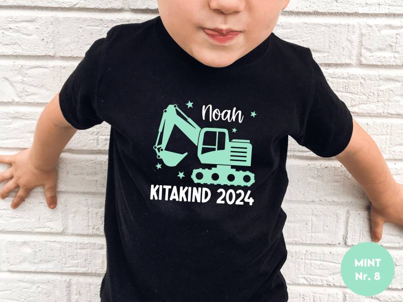 Schwarzes Bagger T-Shirt Oder Langarm Shirt "Kitakind 2024" Wunschtext I Z.b. Kindergartenkind/Krippenkind Personalisiert Mit Name von GoodbyeSocks
