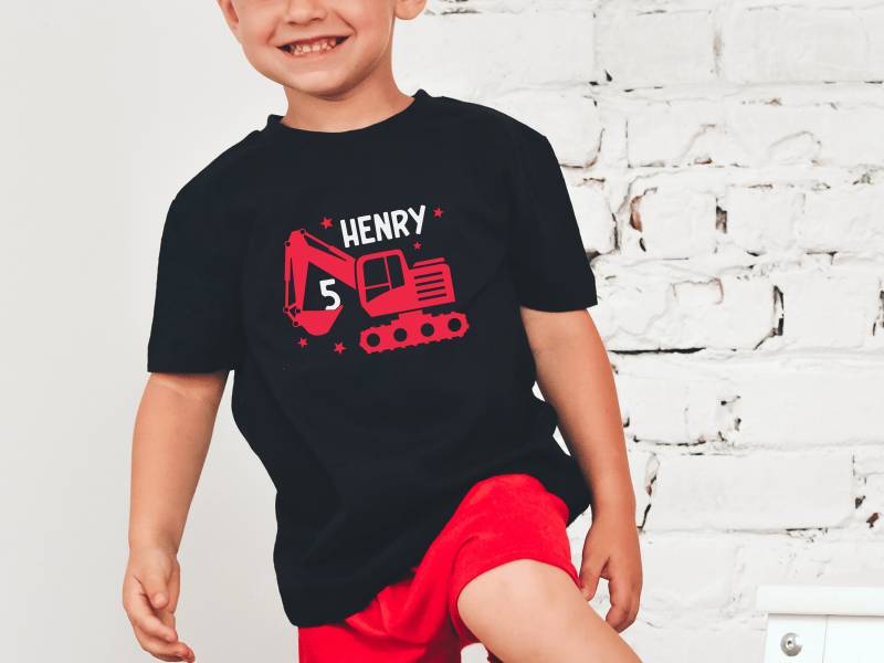 Schwarzes Geburtstagsshirt Mit Bagger Und Sternen | Personalisiert Name Alter I Kindergeburtstag Baustellenparty Schwarzes Geburtstagsshirt Mit Bagger Und Sternen | Personalisiert Name Alter I Kindergeburtstag Baustellenparty von GoodbyeSocks