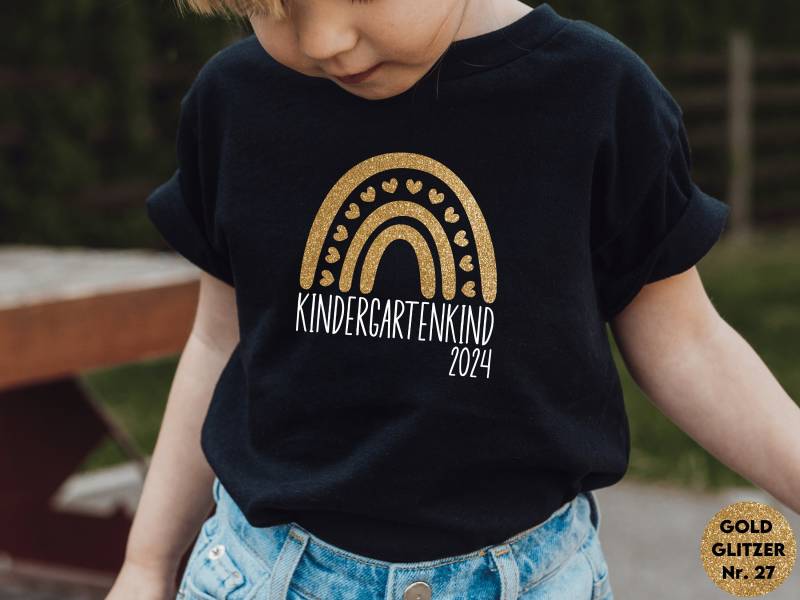 Schwarzes T-Shirt "Kindergartenkind 2024" I Boho Regenbogen Mit Herzchen Personalisiert Name Und Wunschtext von GoodbyeSocks