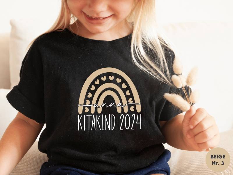 Schwarzes T-Shirt "Kitakind 2024" I Boho Regenbogen Mit Herzchen Personalisiert Name Und Wunschtext von GoodbyeSocks