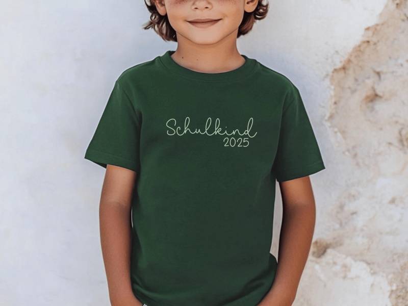 T-Shirt „Schulkind 2025" I Wähle Aus 6 Farben Personalisierbar Mit Name Geschenk Zur Einschulung Outfit Erster Schultag von GoodbyeSocks