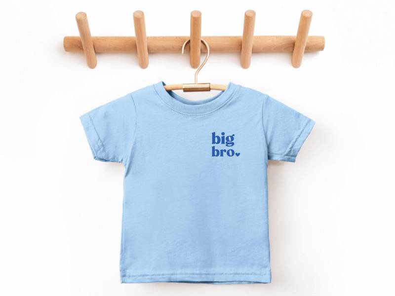 T-Shirt "Big Bro" Oder Wunschtext, Personalisierbar Mit Name/Jahreszahl I Wähle Aus 4 Farben Geschenk Verkündung Zweites Kind von GoodbyeSocks