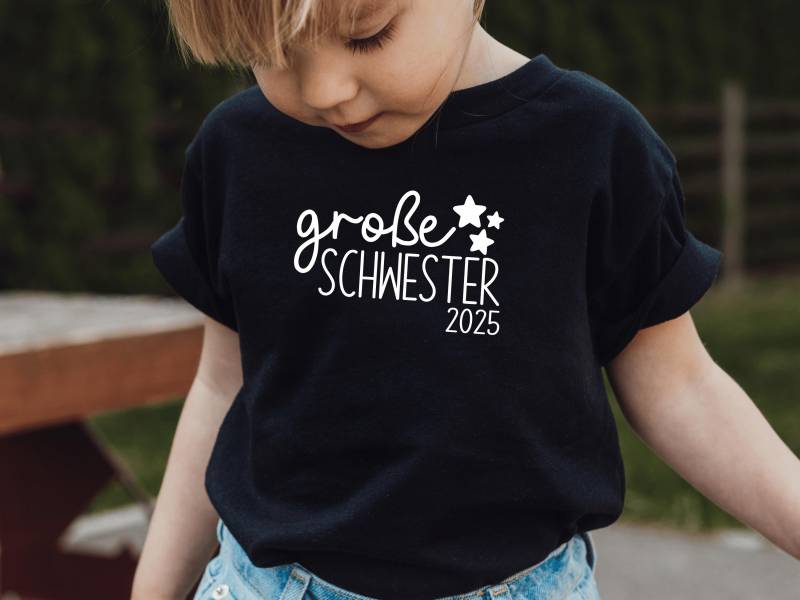 T-Shirt "Große Schwester 2025" Mit Sternen, Personalisierbar I Wähle Aus 5 Farben Geschenk Schwangerschaftsverkündung Zweites Kind von GoodbyeSocks