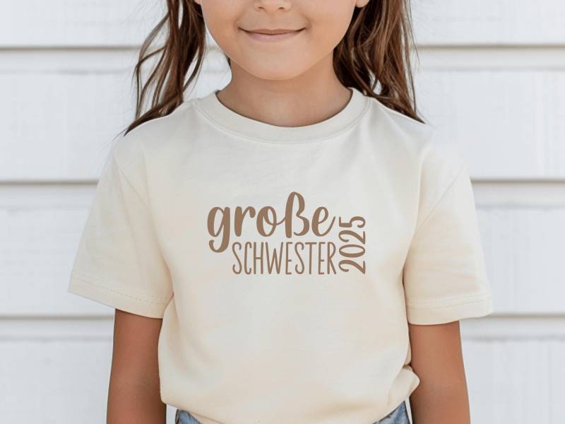 T-Shirt "Große Schwester 2025" Personalisierbar Mit Namen + Motiven I Wähle Aus 5 Farben Geschenk Schwangerschaftsverkündung 2. Kind von GoodbyeSocks