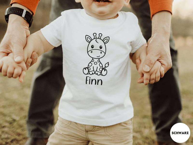 T-Shirt Mit Giraffe I Personalisiert Namen Geschenk Baby Babyparty Junge Und Mädchen Wunschfarbe Wählbar von GoodbyeSocks