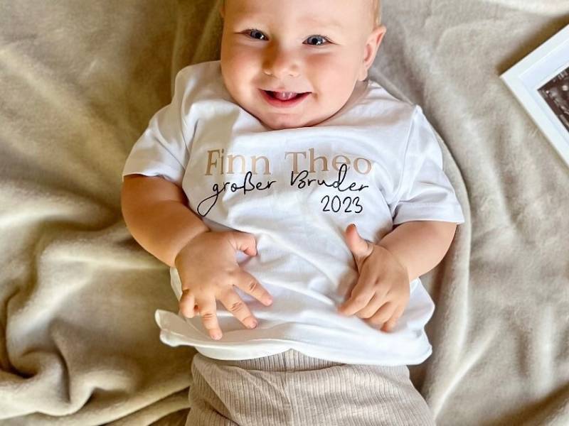 T-Shirt Oder Baby Body "Großer Bruder 2024" Wunschtext I Personalisiert Mit Namen Verkündung Zweites Kind Geschenk Großer von GoodbyeSocks