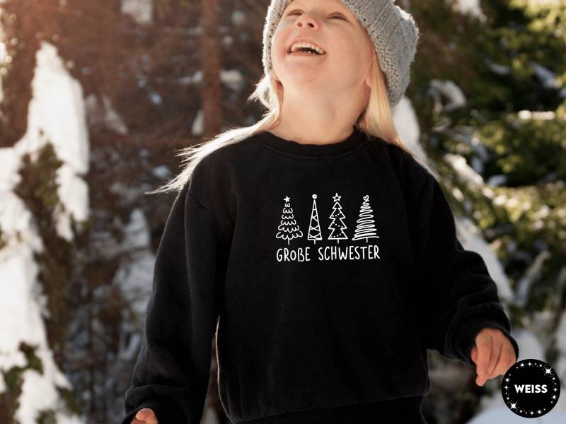 Weihnachts Pullover I "Große Schwester" Oder Wunschtext Mit Tannenbäumen Geschwister Outfit Schwangerschaftsverkündung 2. Kind von GoodbyeSocks