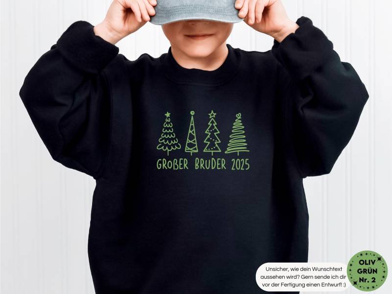 Weihnachts Pullover I "Großer Bruder 2026" Oder Wunschtext Mit Tannenbäumen Schwangerschaftsverkündung Zu Weihnachten 2. Kind von GoodbyeSocks