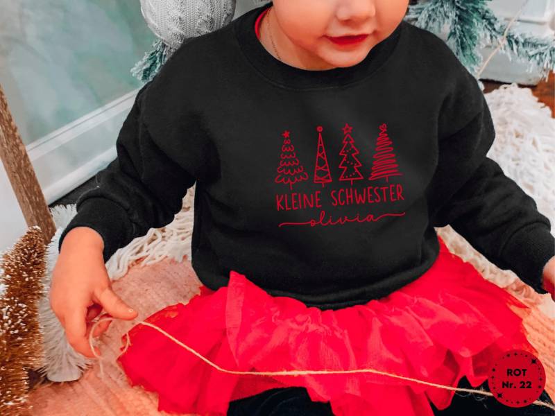 Weihnachts Pullover I "Kleine Schwester" Oder Wunschtext Mit Tannenbäumen Zu Geschwister Outfit Kombinierbar Personalisiert Name Weihnachts Pullover I "Kleine Schwester" Oder Wunschtext Mit Tannenbäumen Zu Geschwister Outfit Kombinierbar Personalisiert Name von GoodbyeSocks