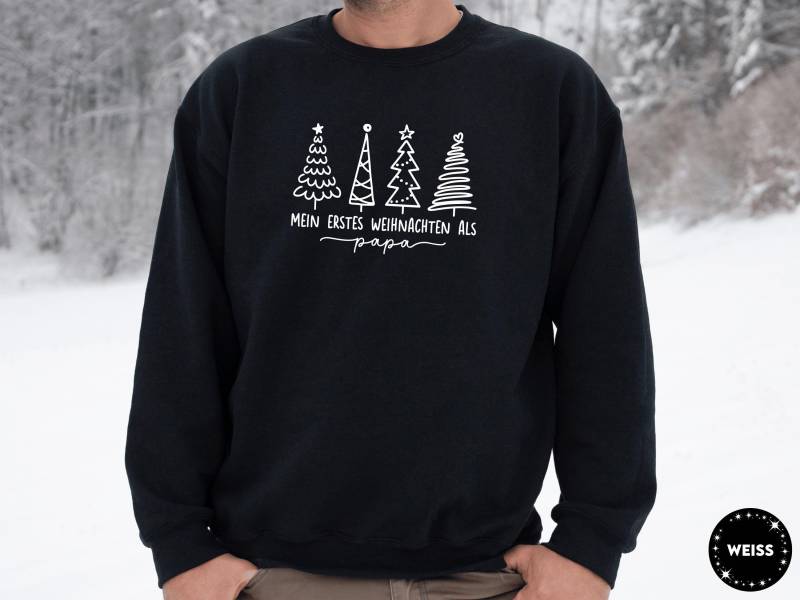 Weihnachts Pullover I "Mein Erstes Weihnachten Als Papa" Oder Wunschtext Mit Tannenbäumen Weihnachtsoutfit Familie Sweatshirt Pulli von GoodbyeSocks