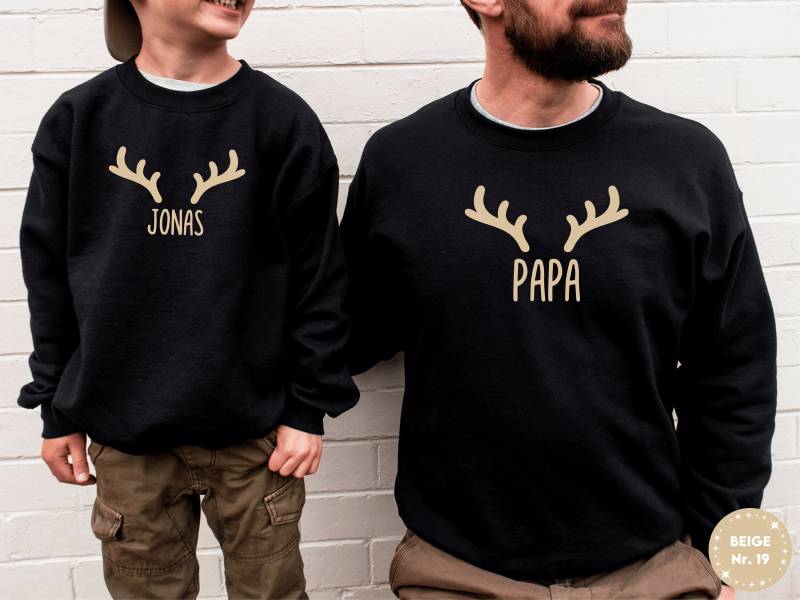 Weihnachts Pullover Personalisiert I Rentier Geweih Hörner Mit Wunschtext Zu Familien Weihnachtsoutfit Kombinierbar Sweatshirt Pulli von GoodbyeSocks