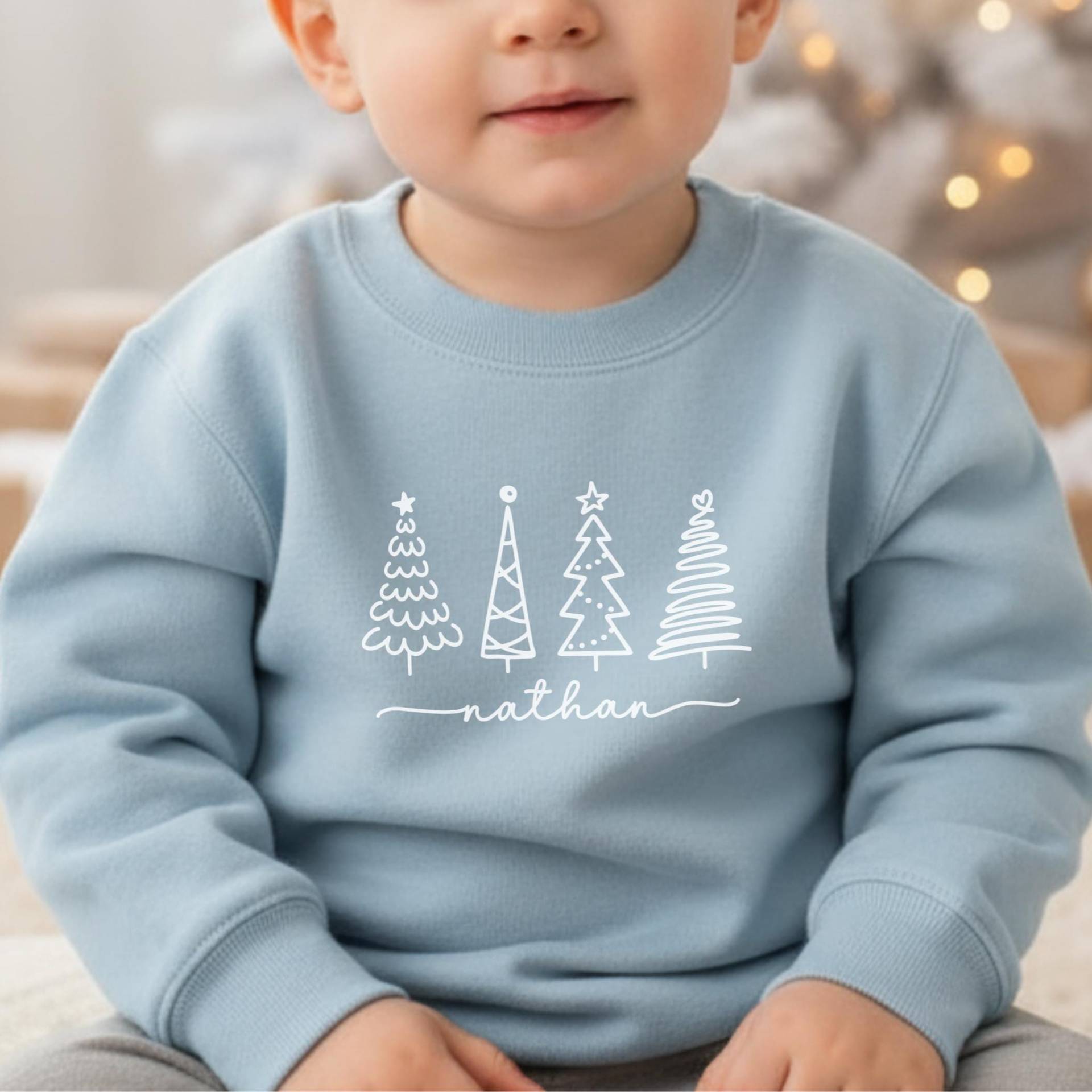 Weihnachts-Pullover Personalisiert Mit Name Und/Oder Wunschtext I Tannenbäume Zu Familien Weihnachtsoutfit Kombinierbar Sweatshirt Pulli Weihnachts-Pullover Personalisiert Mit Name Und/Oder Wunschtext I Tannenbäume Zu Familien Weihnachtsoutfit Kombinierbar Sweatshirt Pulli von GoodbyeSocks