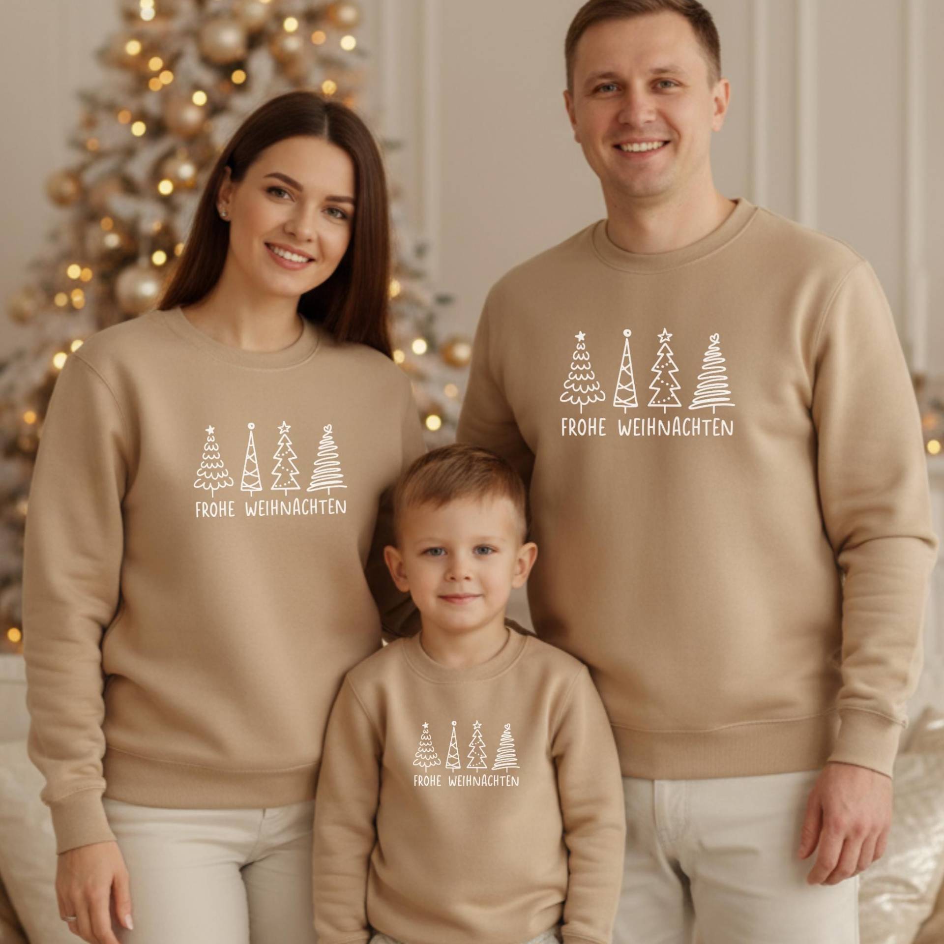 Weihnachts-Pullover Personalisiert Mit Name Und/Oder Wunschtext I Tannenbäume Zu Familien Weihnachtsoutfit Kombinierbar Sweatshirt Pulli Weihnachts-Pullover Personalisiert Mit Name Und/Oder Wunschtext I Tannenbäume Zu Familien Weihnachtsoutfit Kombinierbar Sweatshirt Pulli von GoodbyeSocks