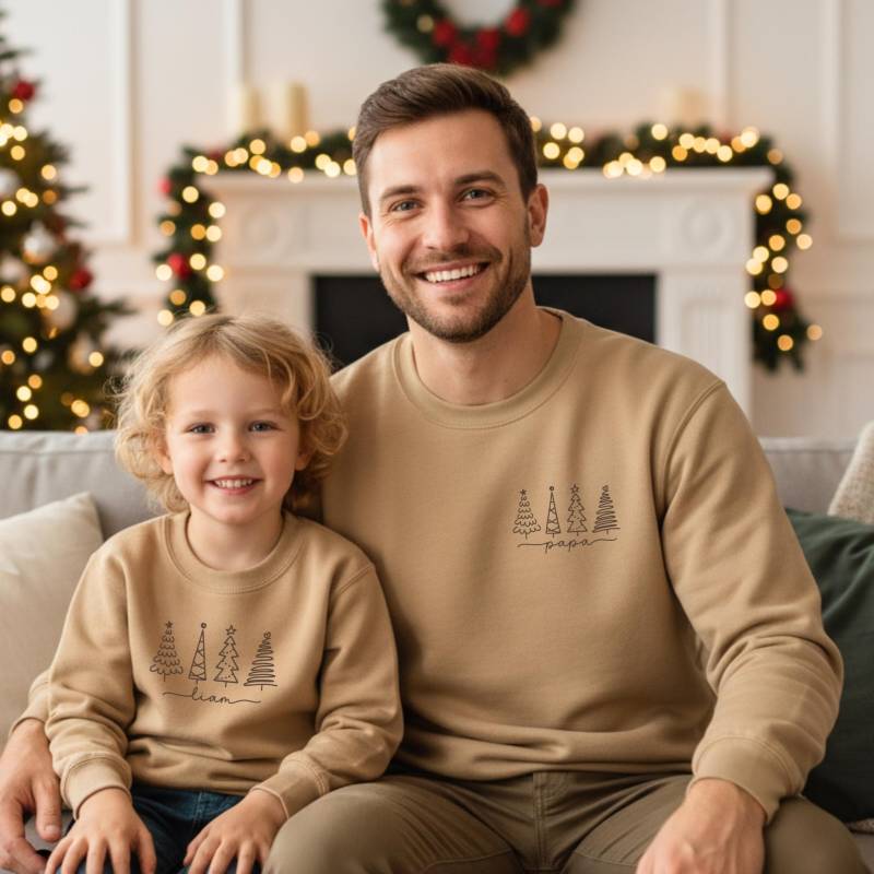 Weihnachts-Pullover Personalisiert Mit Name Und/Oder Wunschtext I Tannenbäume Zu Familien Weihnachtsoutfit Kombinierbar Sweatshirt Pulli von GoodbyeSocks