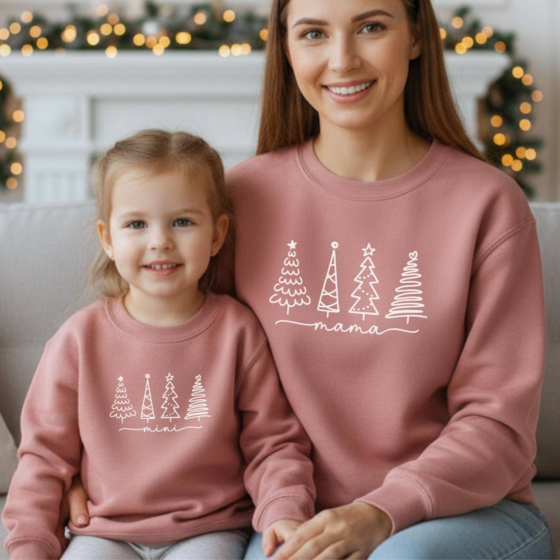 Weihnachts-Pullover Personalisiert Mit Name Und/Oder Wunschtext I Tannenbäume Zu Mutter Tochter Weihnachtsoutfit Kombinierbar Sweatshirt von GoodbyeSocks