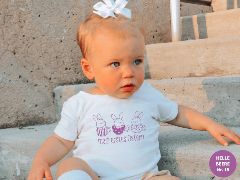 Weißer Baby Body "Mein Erstes Ostern 2024" Oder Wunschtext I Osterhase Hase Häschen in Tassen Personalisiert Mit Namen von GoodbyeSocks