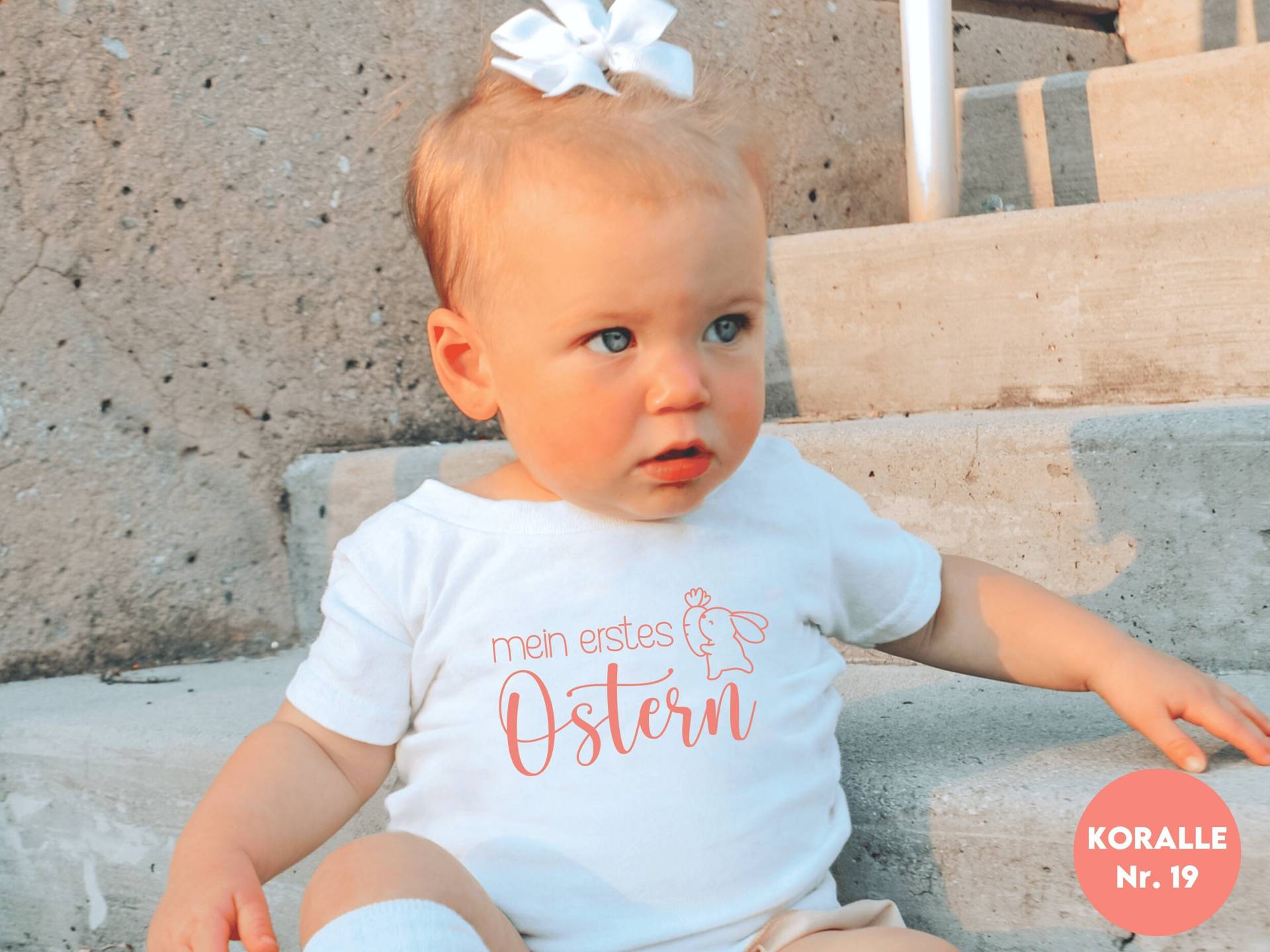 Weißes Baby Shirt "Mein Erstes Ostern 2024" Oder Wunschtext I Osterhase Mit Möhre Auf Wunsch Personalisiert Namen Druckfarbe Wählbar Weißes Baby Shirt "Mein Erstes Ostern 2024" Oder Wunschtext I Osterhase Mit Möhre Auf Wunsch Personalisiert Namen Druckfarbe Wählbar von GoodbyeSocks