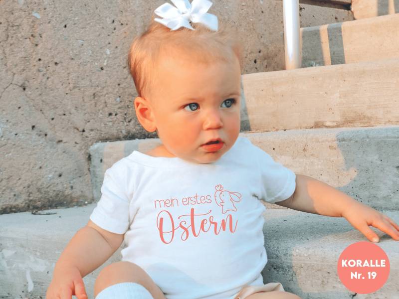 Weißes Baby Shirt "Mein Erstes Ostern 2024" Oder Wunschtext I Osterhase Mit Möhre Auf Wunsch Personalisiert Namen Druckfarbe Wählbar Weißes Baby Shirt "Mein Erstes Ostern 2024" Oder Wunschtext I Osterhase Mit Möhre Auf Wunsch Personalisiert Namen Druckfarbe Wählbar von GoodbyeSocks