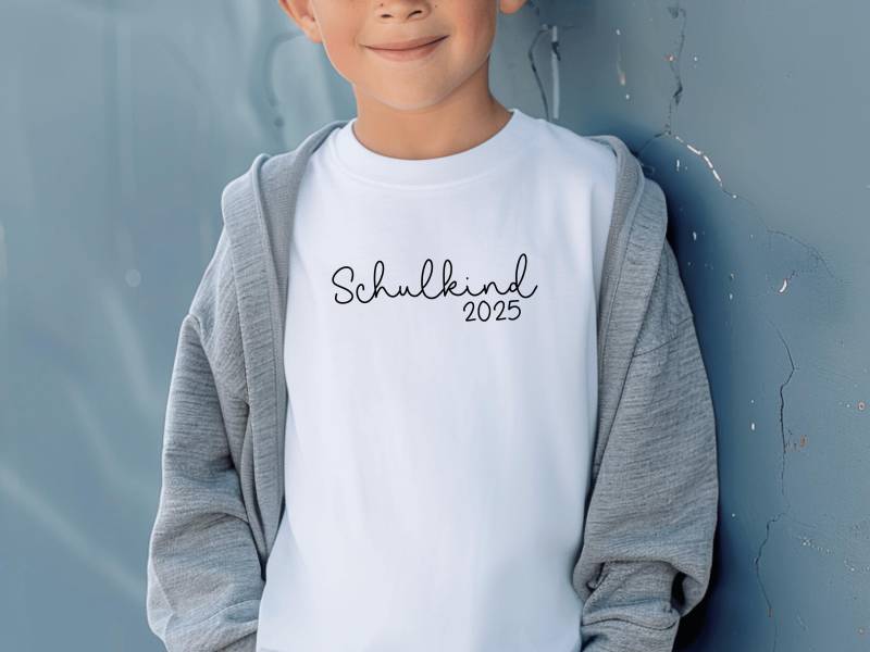 T-Shirt „Schulkind 2025" I Wähle Aus 6 Farben Personalisierbar Mit Name Geschenk Zur Einschulung Kita Abgänger Shirt von GoodbyeSocks