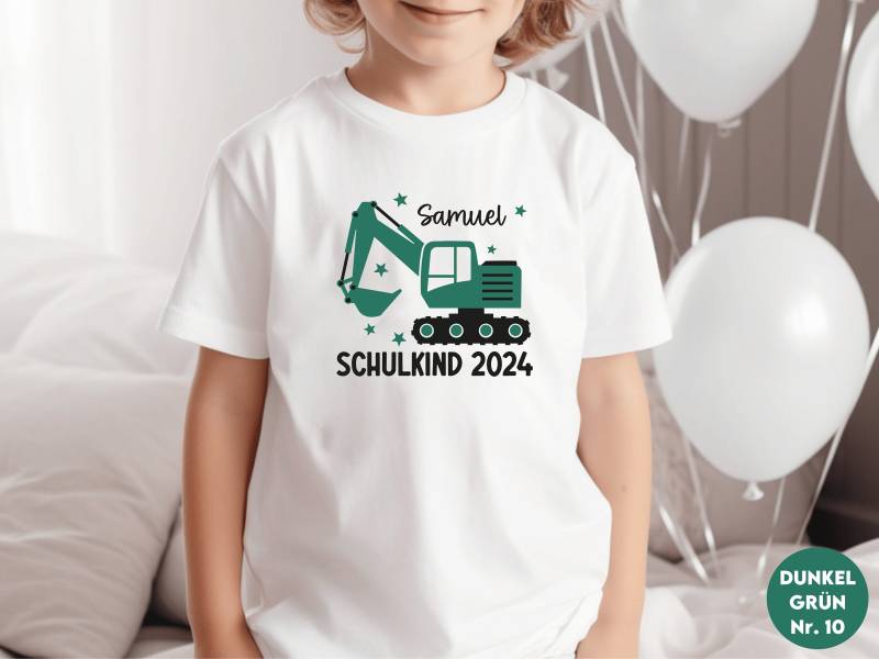 Weißes T-Shirt „Schulkind 2024" Mit Bagger Und Sternen, Bedruckt in Wunschfarbe I Personalisiert Name Geschenk Einschulung von GoodbyeSocks