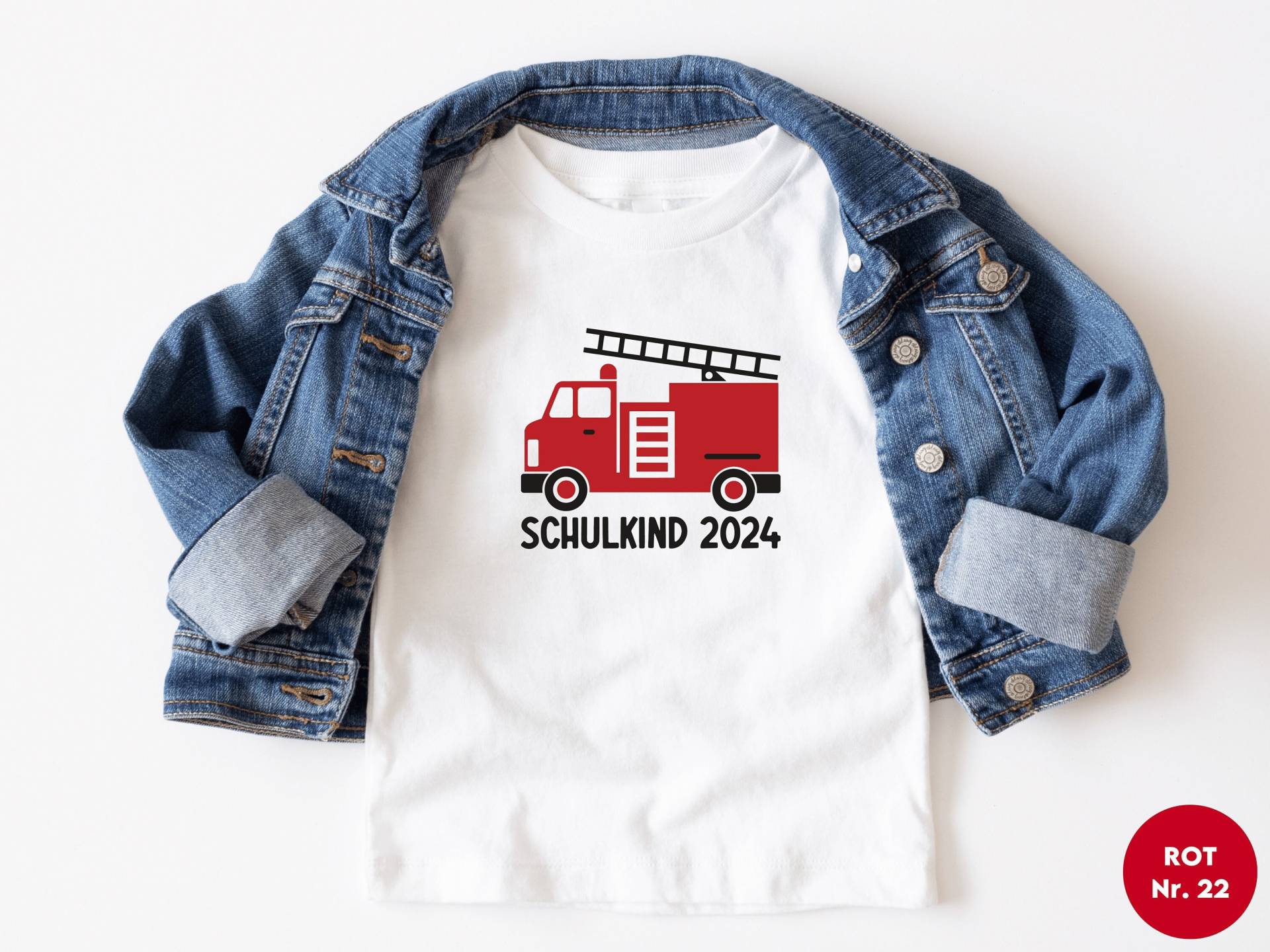 Weißes T-Shirt „Schulkind 2024" Mit Feuerwehr Auto, Bedruckt in Wunschfarbe I Gern Auch Personalisiert Name Geschenk Einschulung Weißes T-Shirt „Schulkind 2024" Mit Feuerwehr Auto, Bedruckt in Wunschfarbe I Gern Auch Personalisiert Name Geschenk Einschulung von GoodbyeSocks