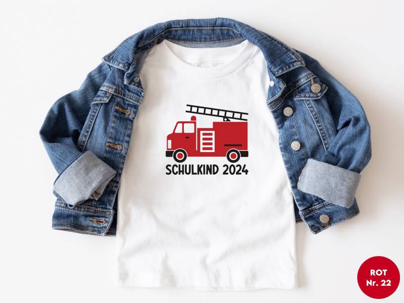 Weißes T-Shirt „Schulkind 2024" Mit Feuerwehr Auto, Bedruckt in Wunschfarbe I Gern Auch Personalisiert Name Geschenk Einschulung Weißes T-Shirt „Schulkind 2024" Mit Feuerwehr Auto, Bedruckt in Wunschfarbe I Gern Auch Personalisiert Name Geschenk Einschulung von GoodbyeSocks