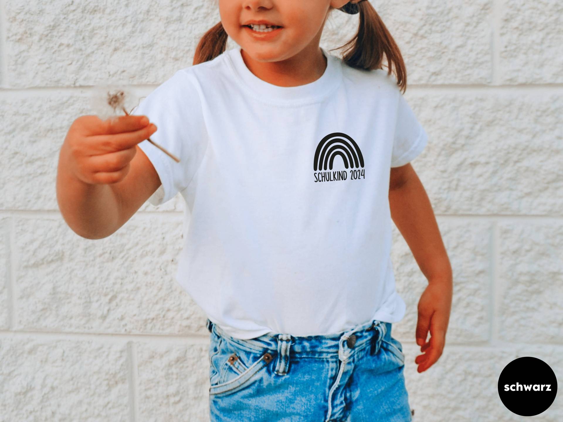 Weißes T-Shirt „Schulkind 2024" Mit Regenbogen, Bedruckt in Wunschfarbe I Geschenk Zur Einschulung Dezenter Druck Outfit Erster Schultag Weißes T-Shirt „Schulkind 2024" Mit Regenbogen, Bedruckt in Wunschfarbe I Geschenk Zur Einschulung Dezenter Druck Outfit Erster Schultag von GoodbyeSocks
