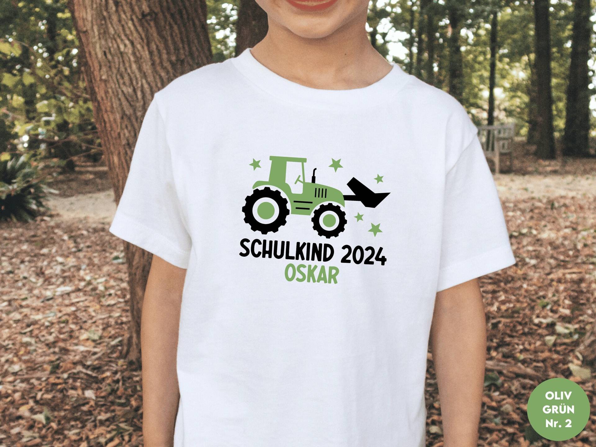 Weißes T-Shirt „Schulkind 2024" Mit Traktor Und Sternen, Bedruckt in Wunschfarbe I Personalisiert Name Outfit Erster Schultag Weißes T-Shirt „Schulkind 2024" Mit Traktor Und Sternen, Bedruckt in Wunschfarbe I Personalisiert Name Outfit Erster Schultag von GoodbyeSocks