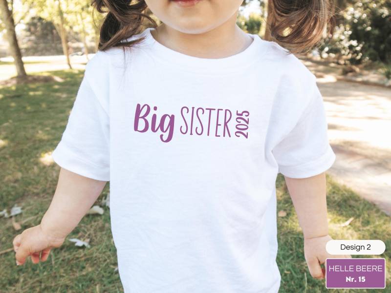Weißes T-Shirt "Große Schwester 2025"/"Big Sister Oder Wunschtext I Wähle Aus 3 Designs Schwangerschaftsverkündung Zweites Kind von GoodbyeSocks