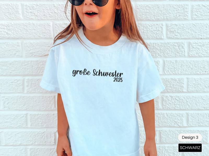 Weißes T-Shirt "Große Schwester 2025"/"Big Sister Oder Wunschtext I Wähle Aus 3 Designs Schwangerschaftsverkündung Zweites Kind von GoodbyeSocks