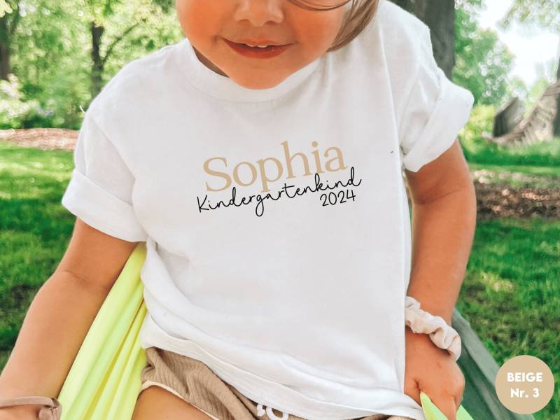 Weißes T-Shirt "Kindergartenkind 2024" Oder Wunschtext I Z.b. Kitakind/Krippenkind Personalisiert Mit Name Langarm Kurzarm von GoodbyeSocks