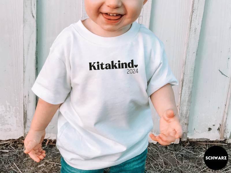 Weißes T-Shirt "Kitakind 2024" Oder Wunschtext I Z.b. Kindergartenkind/Krippenkind Gern Auch Personalisiert Mit Name Langarm Möglich von GoodbyeSocks
