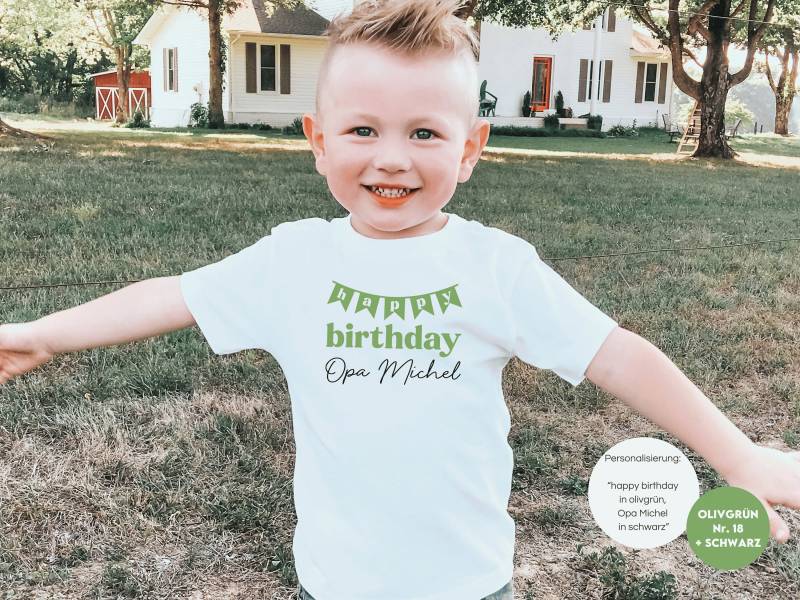 Weißes T-Shirt Oder Baby Body I Happy Birthday Mit Wimpel Geburtstags Überraschung Opa/Oma Mama Papa Name von GoodbyeSocks