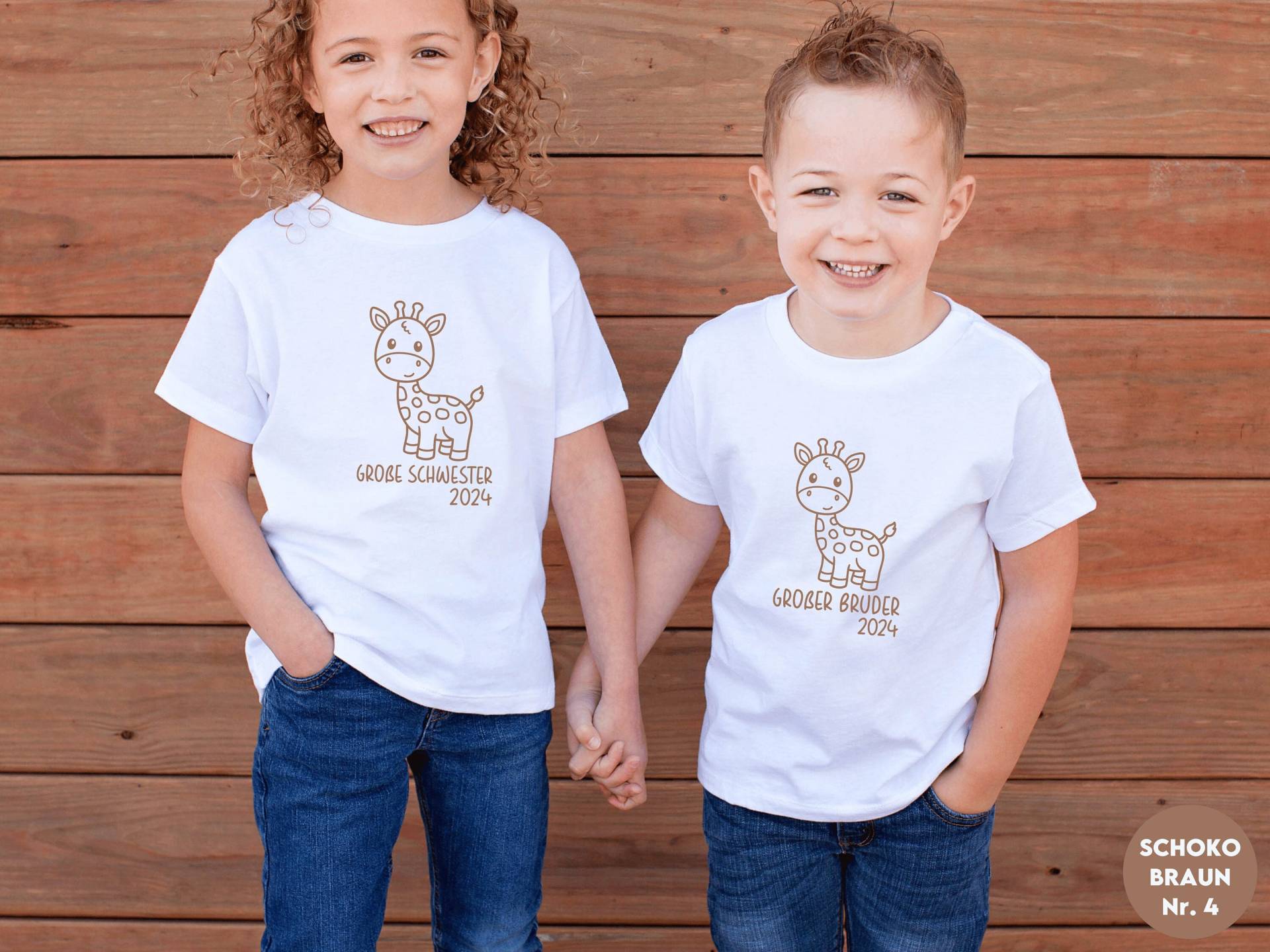 Weißes T-Shirt Oder Baby Body Mit Giraffe I "Große Schwester 2024"/"Großer Bruder Wunschtext Verkündung Zweites Kind Weißes T-Shirt Oder Baby Body Mit Giraffe I "Große Schwester 2024"/"Großer Bruder Wunschtext Verkündung Zweites Kind von GoodbyeSocks