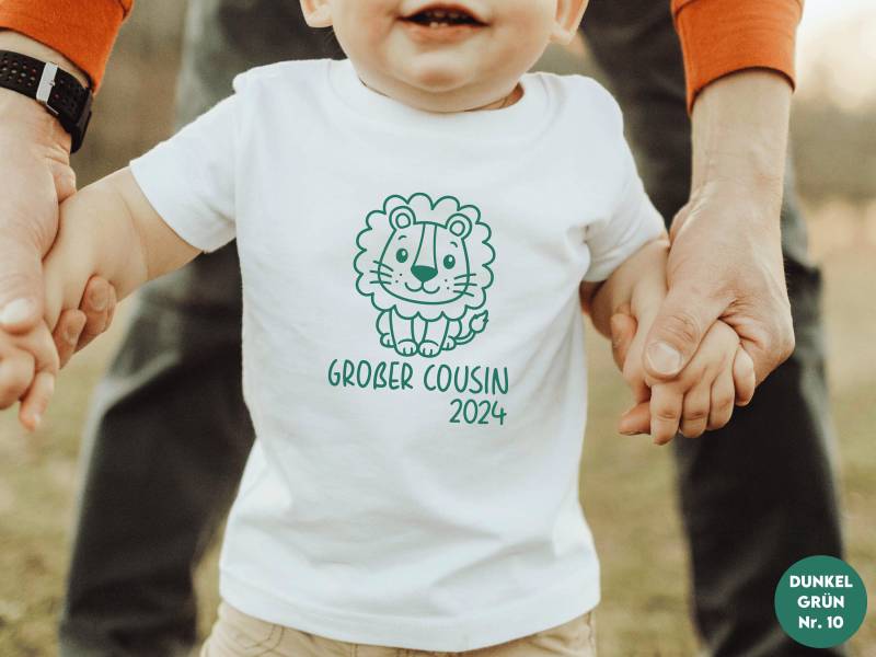 Weißes T-Shirt Oder Baby Body Mit Löwe I "Großer Cousin 2024" Wunschtext Geschenk Schwangerschaftsverkündung Familie von GoodbyeSocks