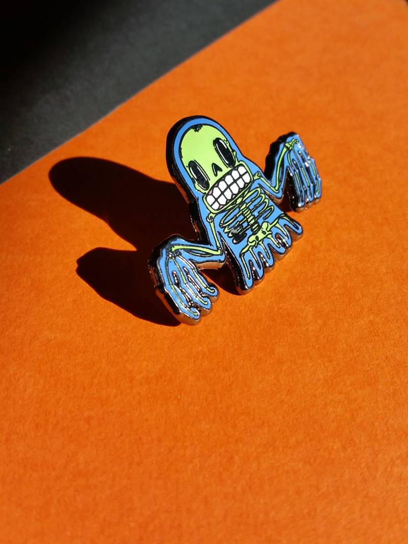 Schädel Geist Emaille Pin - Skelett Mit Glühen Im Dunkeln Von Goodies Und Co Schädel Geist Emaille Pin - Skelett Mit Glühen Im Dunkeln Von Goodies Und Co von GoodiesAndCo