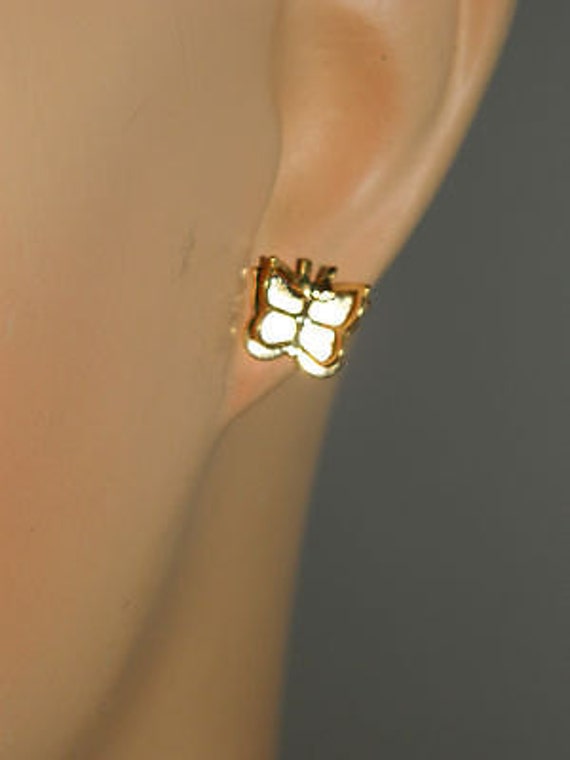 Neuheit Entzückende Kleine Goldfarbene Flatternde Schmetterling Ohrhänger Von Avon Neuheit Entzückende Kleine Goldfarbene Flatternde Schmetterling Ohrhänger Von Avon von GoodnFunky