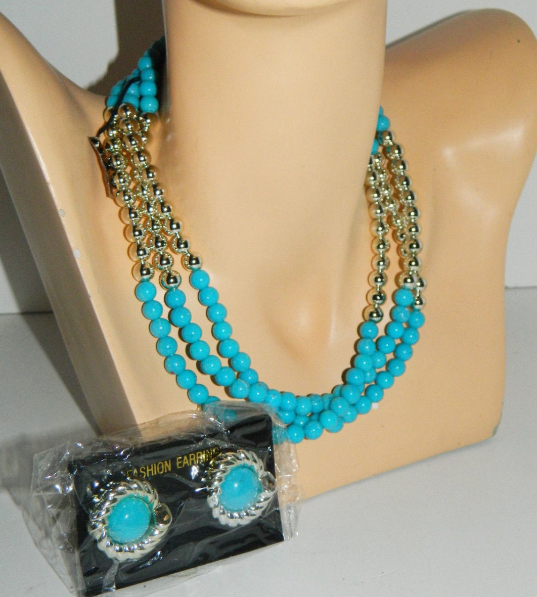 Nwt Vtg Echte Lucite Türkis Farbe + Silber Perlen Multistrand Halskette Ohrringe Nwt Vtg Echte Lucite Türkis Farbe + Silber Perlen Multistrand Halskette Ohrringe von GoodnFunky