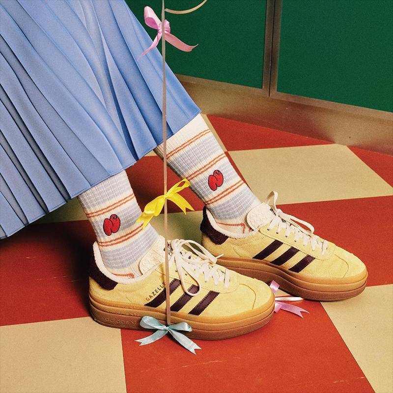 Goodairsocks | Waww Weird Me Stickerei Crew Socken Goodairsocks | Waww Weird Me Stickerei Crew Socken von GoodpairSocks