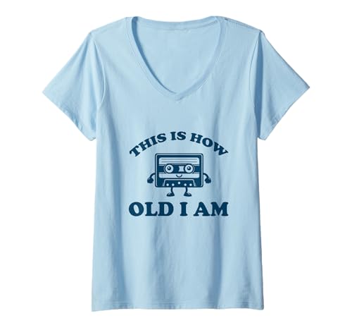 Damen This is How Old I Am - Music Cassette Tape T-Shirt mit V-Ausschnitt von Goodtogotees