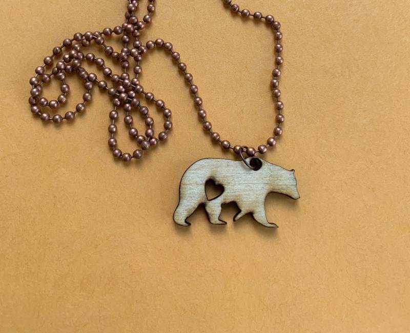 Hölzerne Bär Herz Halskette Auf Kupfer-Kette Hölzerne Bär Herz Halskette Auf Kupfer-Kette von GoodyWoodZoo