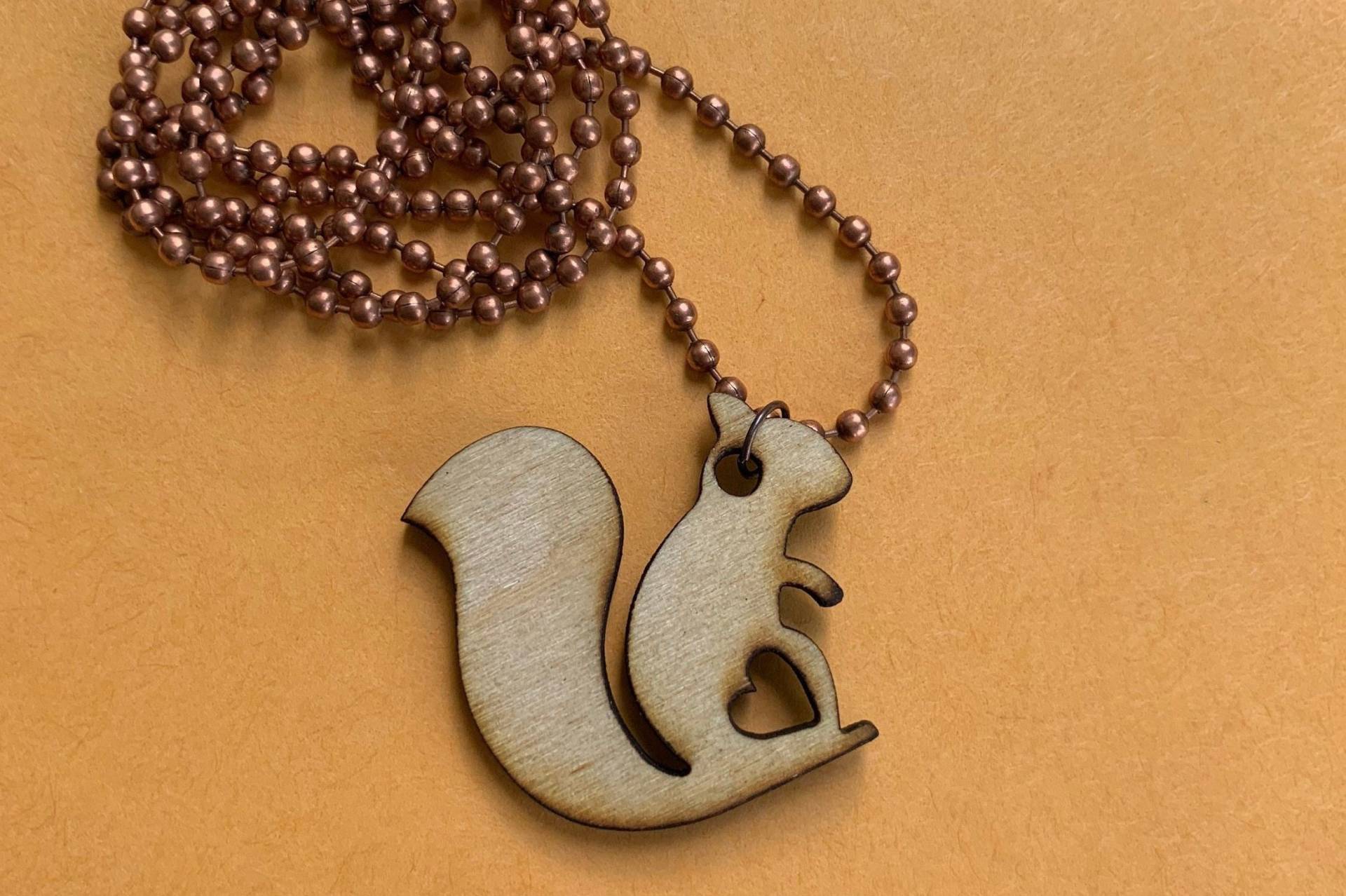 Holz-Eichhörnchen-Herz-Halskette von GoodyWoodZoo
