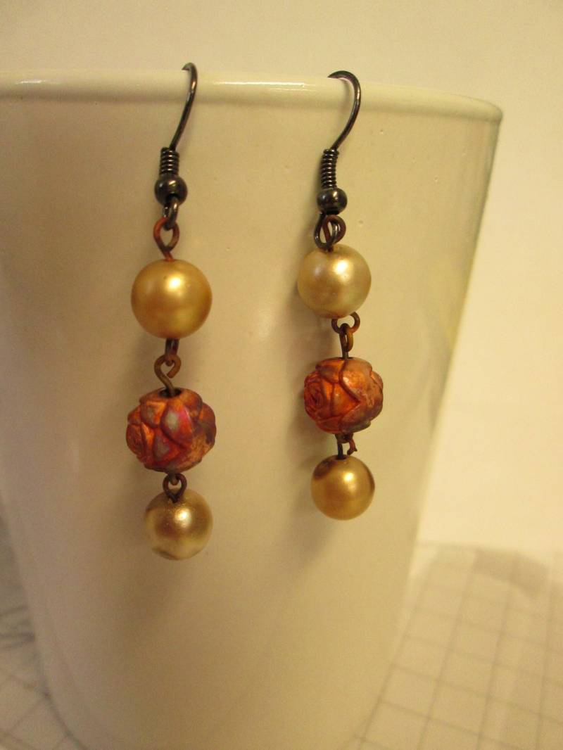 Kupfer Rose Und Perle Ohrringe, Perlen von GoofBallStuff