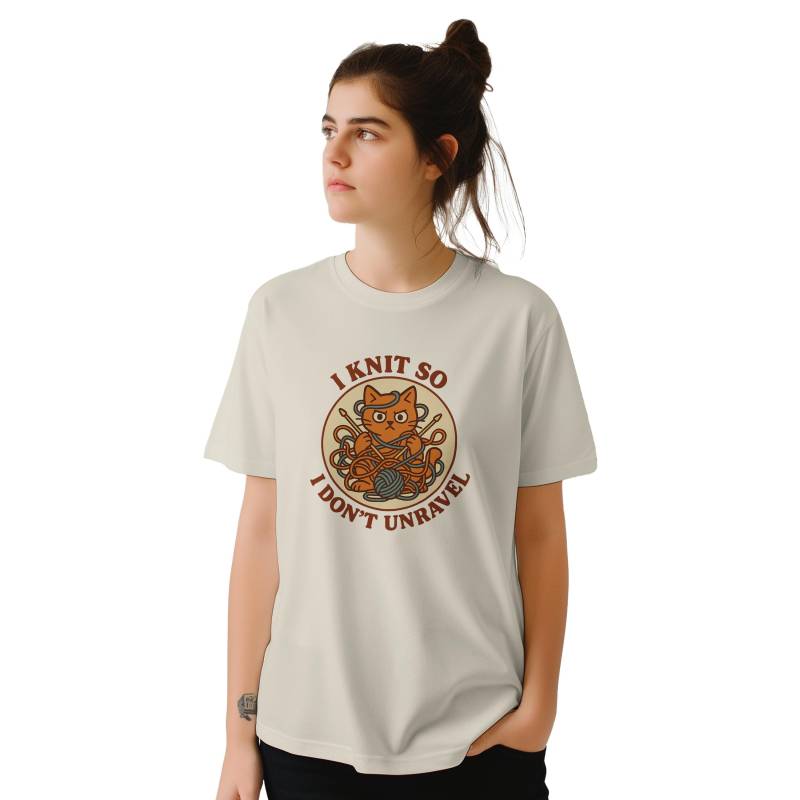 Lustiges Strickshirt Mit Katze - I Knit So Don't Unravel Vorne Holding It Together Hinten Geschenk Für Strickerinnen & Strick-Fans Lustiges Strickshirt Mit Katze - I Knit So Don't Unravel Vorne Holding It Together Hinten Geschenk Für Strickerinnen & Strick-Fans von GooseApprovedShop